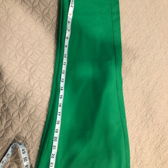 NWT Simply vera vera Wang capris
Kelly green
Perfect spring staple. - Picture 7 of 12